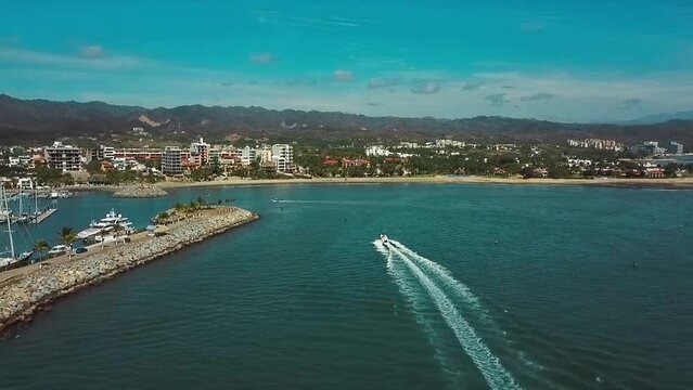 marina. playa la cruz de huanacaxtle nayarit. toma aerea por drone dji.