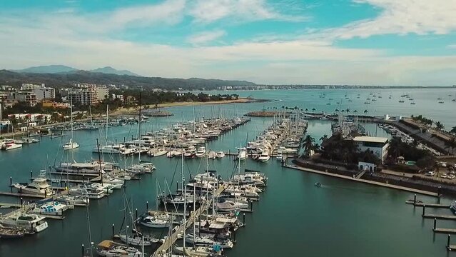 marina. playa la cruz de huanacaxtle nayarit. toma aerea por drone dji.