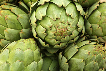 Obraz premium Many fresh raw artichokes as background, top view