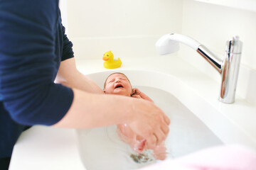 Obraz na płótnie Canvas The first time bath for newborn baby in hospital
