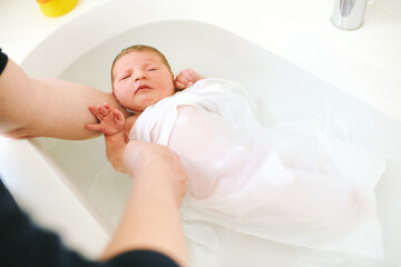 Fototapeta na wymiar The first time bath for newborn baby in hospital