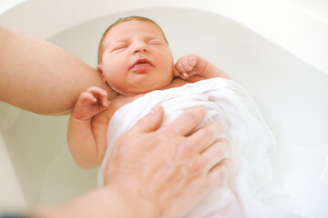 The first time bath for newborn baby in hospital - 561929242