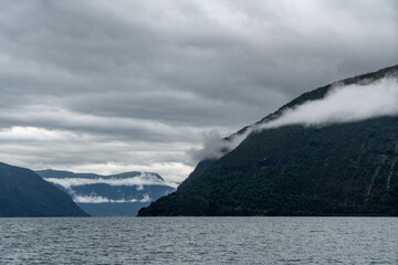 Fährfahrt über den Lustrafjord bei Solvorn, Norwegen