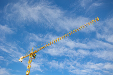 vue d'une grue sous un ciel bleu