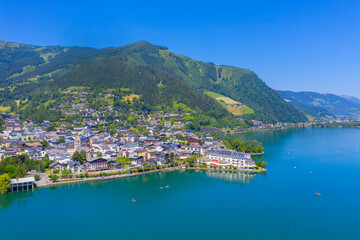 Fototapeta premium View over lake Zeller to Zell am See town. Beautiful panorama of Zell am See in Tirol Alps in Austria.
