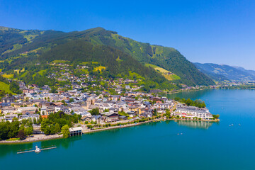 Fototapeta na wymiar View over lake Zeller to Zell am See town. Beautiful panorama of Zell am See in Tirol Alps in Austria.