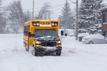 Autobus scolaire dans la neige - 561933455