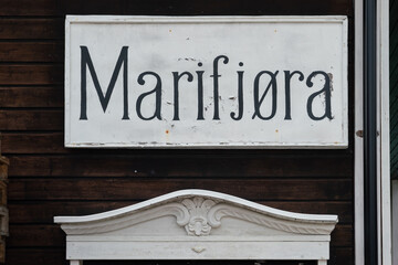 Ortsschild von Marifjøra, Norwegen