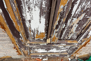 Drewniane , stare drzwi pokryte łuszczącą się farbą . drzwi w zabytkowym , murowanym , budynku .