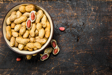 Peanuts in the bowl .