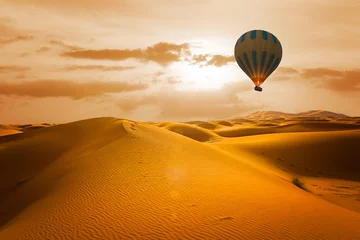 Schilderijen op glas Desert and hot air balloon Landscape at Sunrise. Travel, inspiration, success, dream, flight concept © Kotangens