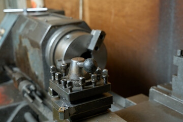 工場の汎用旋盤