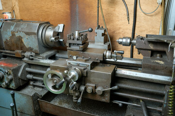 工場の汎用旋盤