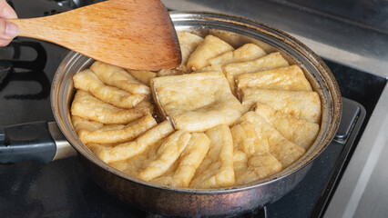 油揚げを煮る｜和食の調理シーン