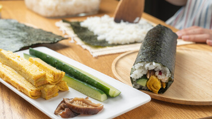 巻き寿司・海苔巻き｜和食の調理シーン © aomas