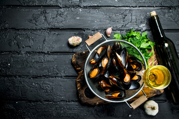 Fototapeta na wymiar Fresh seafood clams with white wine and parsley.