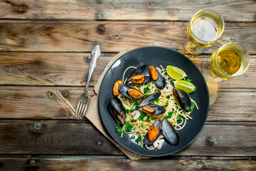 Obraz na płótnie Canvas Mediterranean food. Seafood spaghetti with clams and white wine.