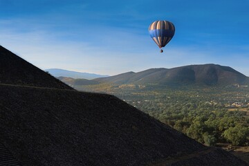 Fototapeta na wymiar Hot Air Balloon over the Pyramid of the Sun