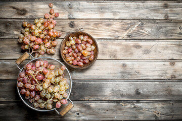 White grapes in a saucepan.