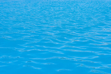 Foto de agua celeste cristalina en una piscina