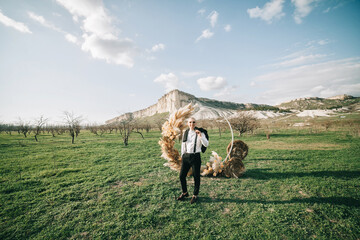 Obraz premium Happy groom on nature background