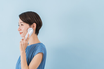 美顔器を使う日本人女性