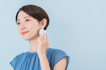 美顔器を使う日本人女性