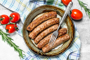 Grill sausages with tomato sauce .