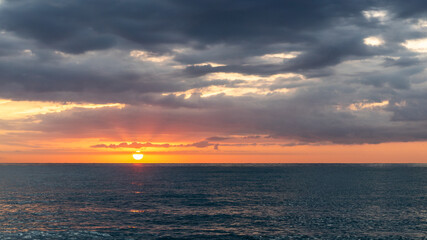 Traumhafter Sonnenaufgang am Meer Spanien Urlaub	