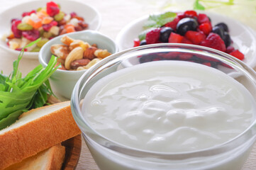 プレーンヨーグルトと健康的な朝食