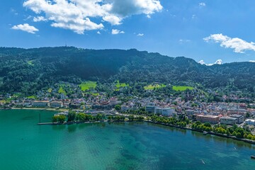 Fototapeta premium Bregenz am Bodensee im Luftbild, Blick über die Seepromenade auf die Stadt