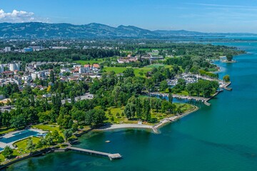 Das östliche Bodensee-Ufer bei Bregenz mit Strandbad und Fischer-, Sport- und Yachthafen