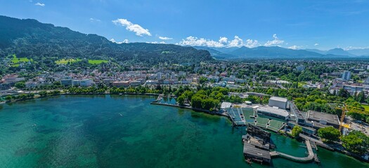 Fototapeta Bregenz am Bodensee, Ausblick auf die Festspielstadt in Vorarlberg im Sommer aus der Luft obraz