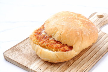 オーストリア発祥のロールパンのカイザーゼンメルにハムカツを挟んだサンドイッチ