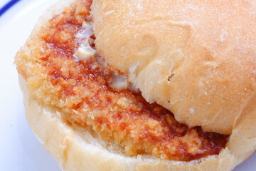 オーストリア発祥のロールパンのカイザーゼンメルにハムカツを挟んだサンドイッチ