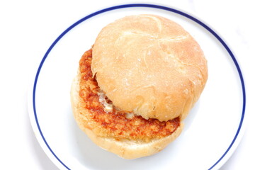 オーストリア発祥のロールパンのカイザーゼンメルにハムカツを挟んだサンドイッチ