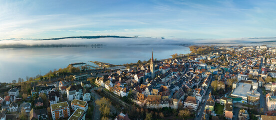 Luftbild der Stadt Radolfzell bei aufgehender Sonne 