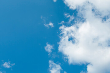 澄んだ青に吸い込まれそうな青空