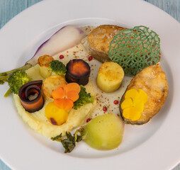Recipe of cod steak, mashed potatoes and its farandole of vegetables, parsnip, turnip, broccoli,...