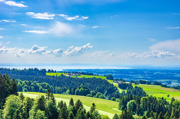 Malerische Landschaft und ländliche Gegend im Westallgäu um den Ort Scheidegg nahe Lindau,...