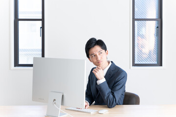 オフィスで働く若いビジネスマン