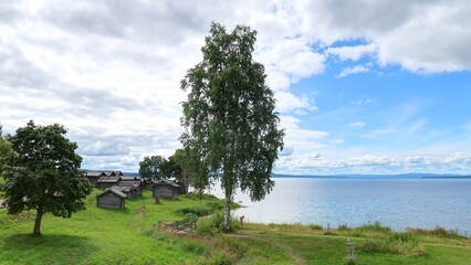 Fototapeta na wymiar sur les bords du lac Siljan en Suède, église de Rättvik et maisons anciennes en bois