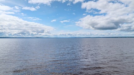 sur les bords du lac Siljan en Suède, église de Rättvik et maisons anciennes en bois
