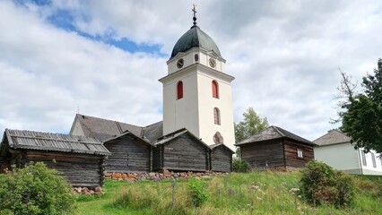 sur les bords du lac Siljan en Suède, église de Rättvik et maisons anciennes en bois