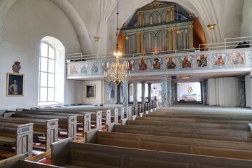 sur les bords du lac Siljan en Suède, église de Rättvik et maisons anciennes en bois