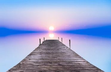 Foto op Plexiglas paisaje con un embarcadero en el mar y un amanecer frio y azul © kesipun