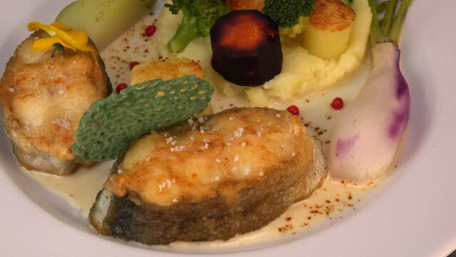 Recipe of cod steak, mashed potatoes and its farandole of vegetables, parsnip, turnip, broccoli, candied potato. High quality video