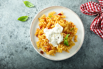 Pasta with tomatoes and fresh cheese
