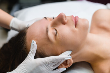 Obraz na płótnie Canvas Beauty massage treatment to forehead face skin