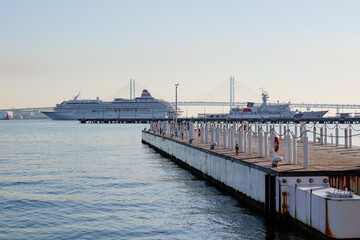 Fototapeta na wymiar 晴れ渡った朝の横浜港　大型客船の着岸